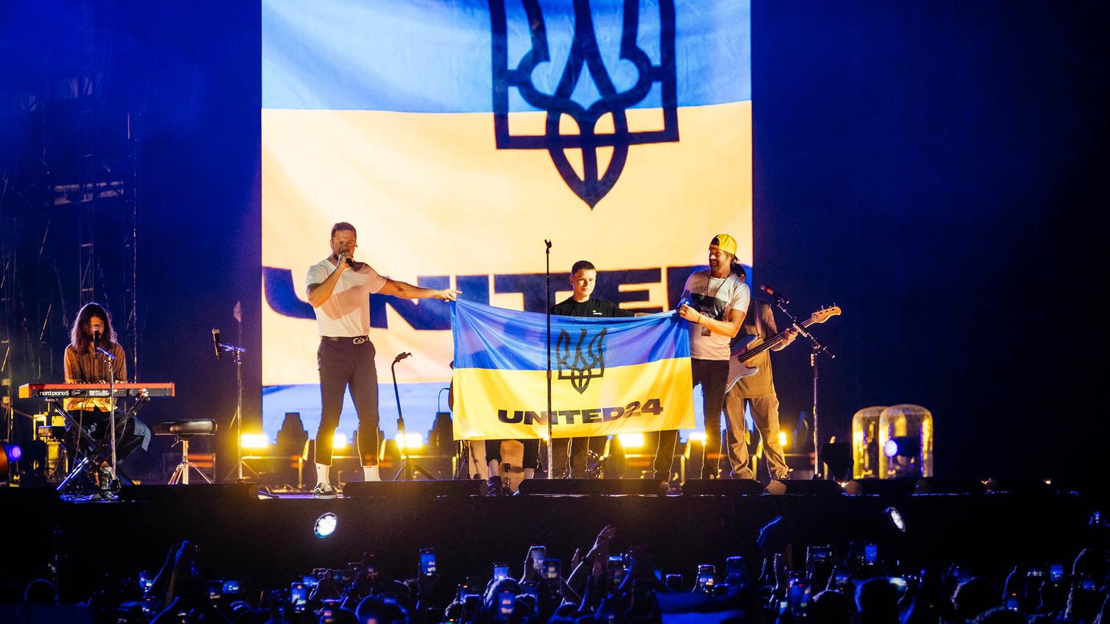 UNITED24 розігрує український прапор з підписами Imagine Dragons. Як його отримати 